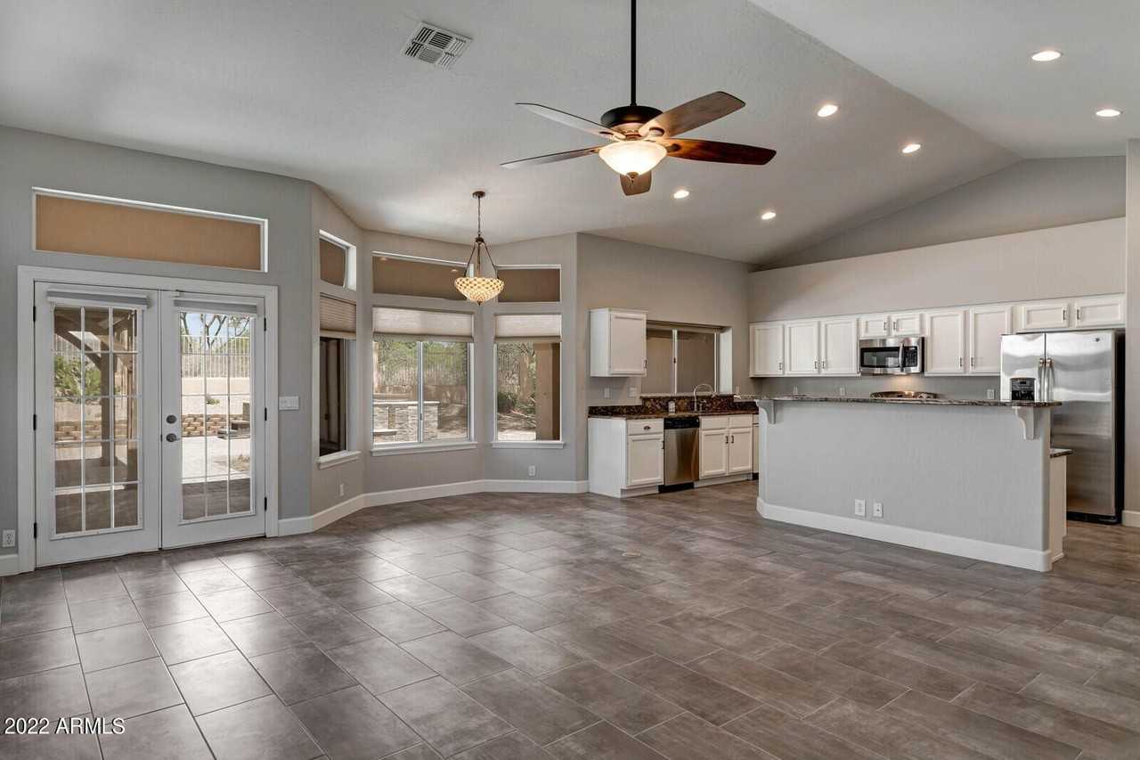 4418 E Barwick Dr - Photo 2 of 32