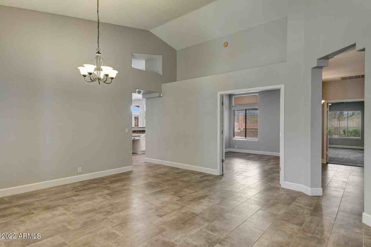 4418 E Barwick Dr - Photo 4 of 32