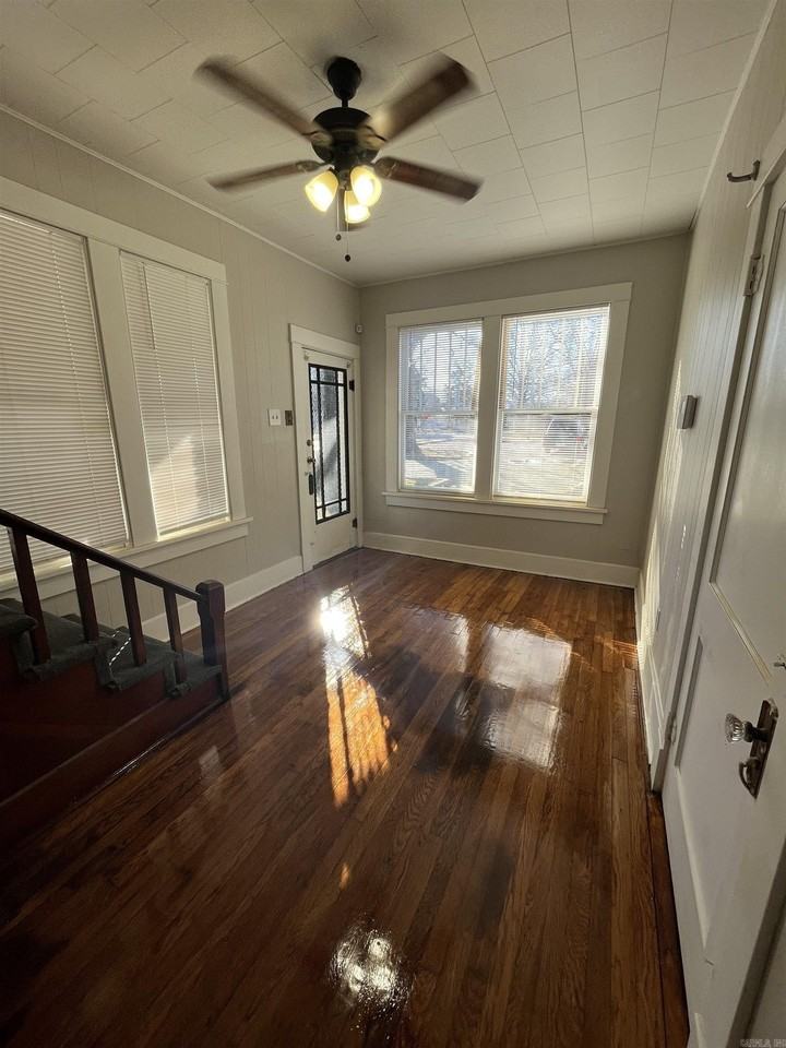 1805 Maple St - Photo 4 of 11