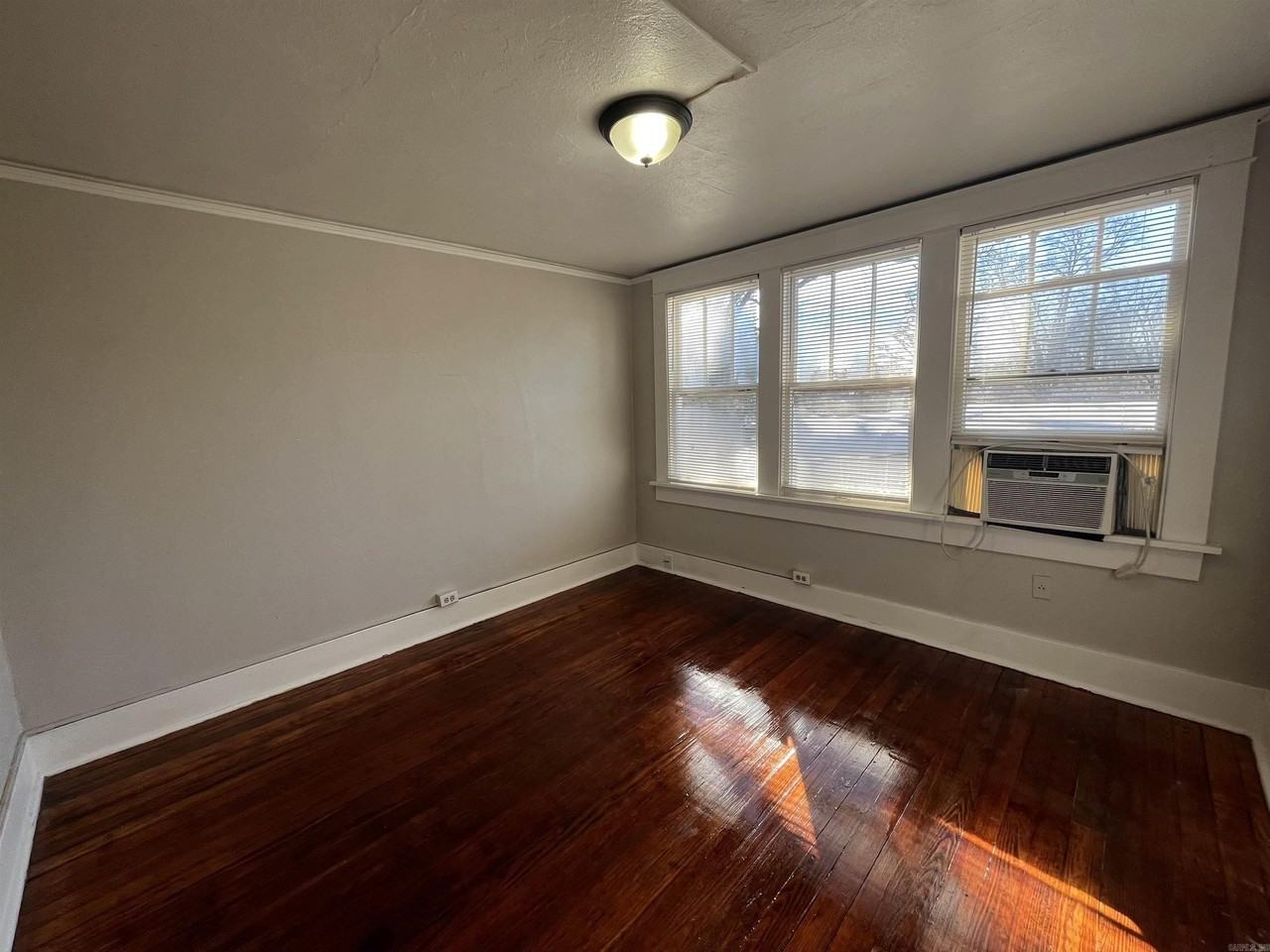 1805 Maple St - Photo 5 of 11