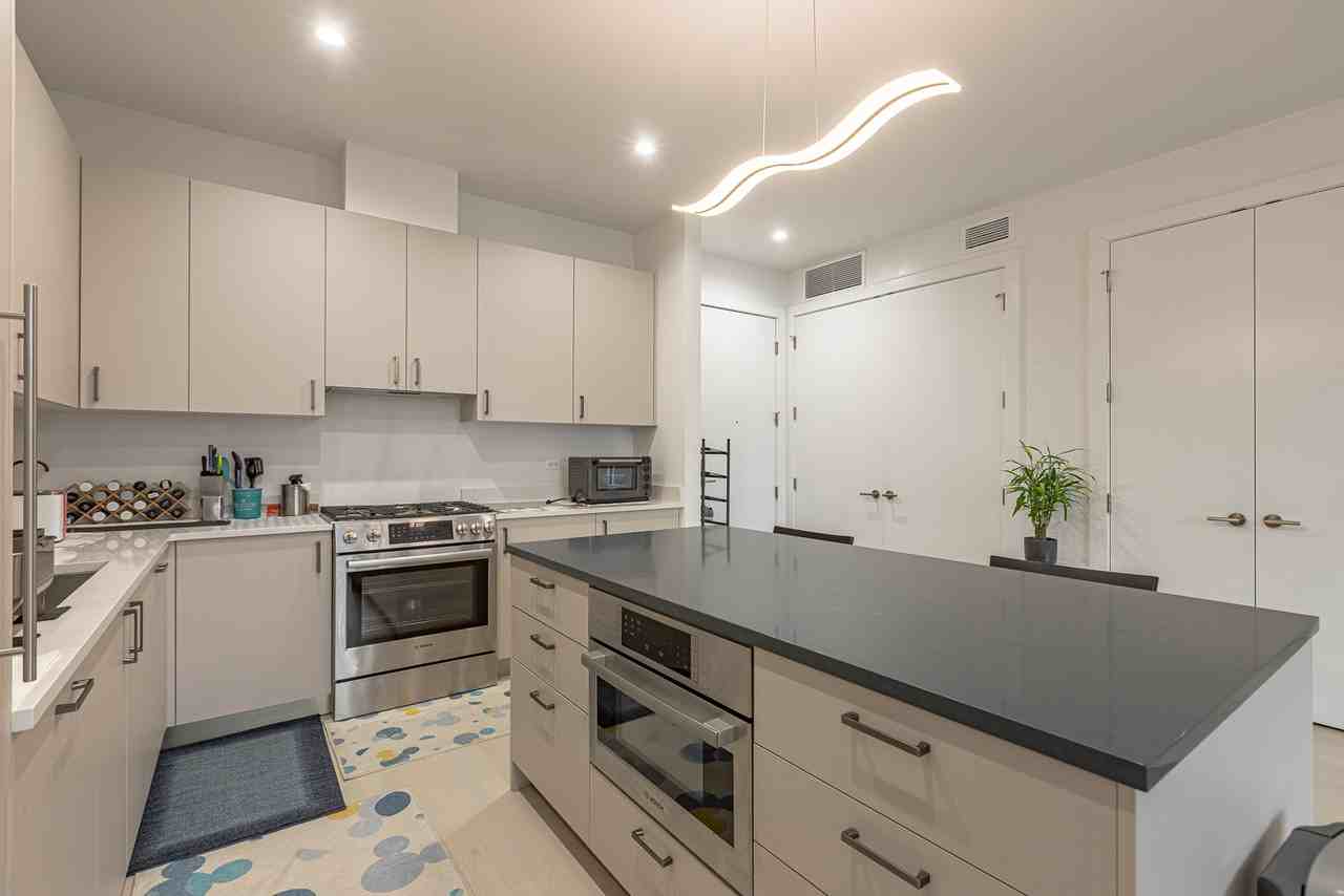 1701 W Webster Ave #702 - Photo 6 of 18