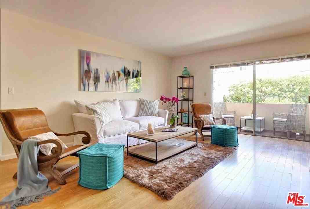 852 17th St Apt 3 #3 - Photo 3 of 8