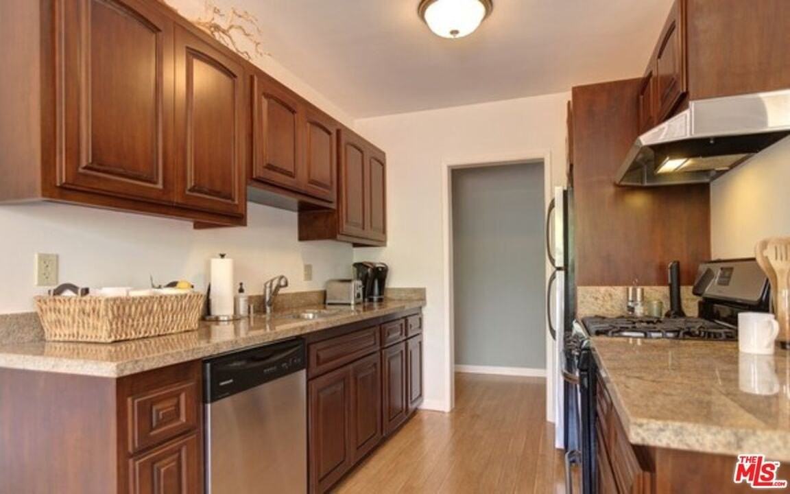 852 17th St Apt 3 #3 - Photo 4 of 8