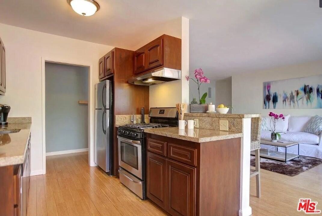 852 17th St Apt 3 #3 - Photo 5 of 8