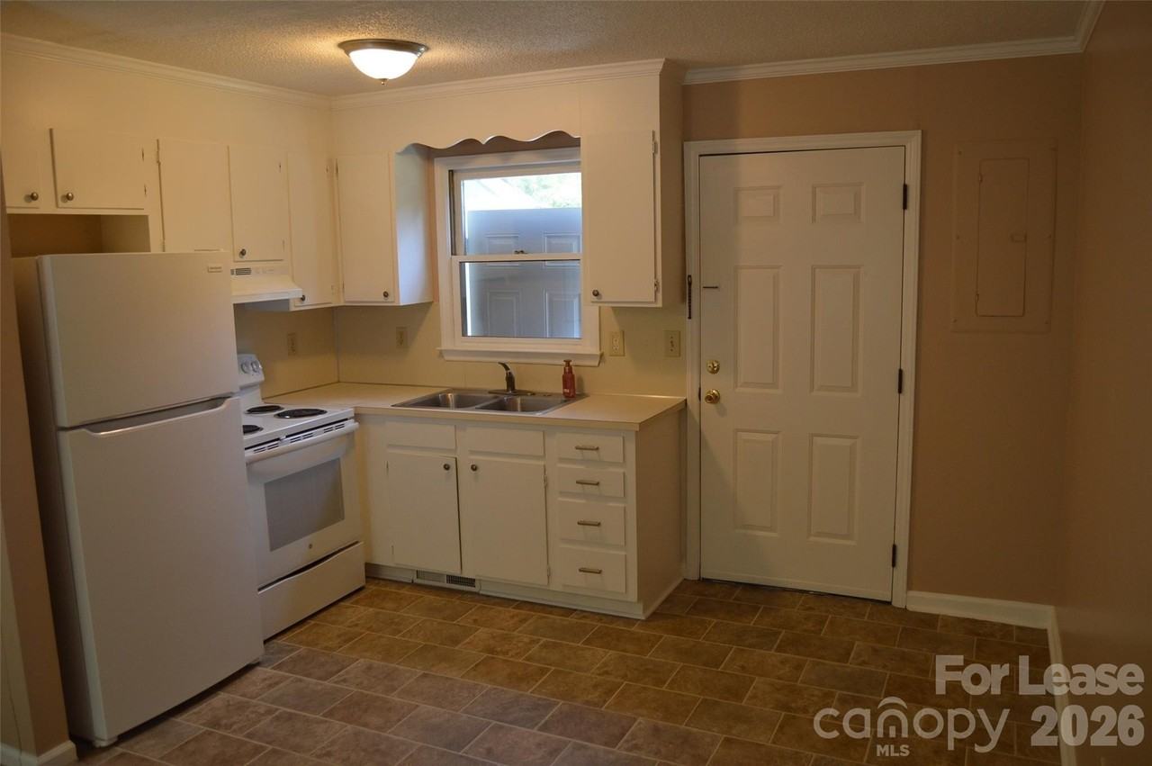 135 Sherrill Ln - Photo 6 of 14