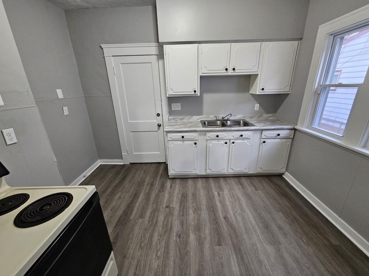 12717 Parkhill Ave - Photo 7 of 19