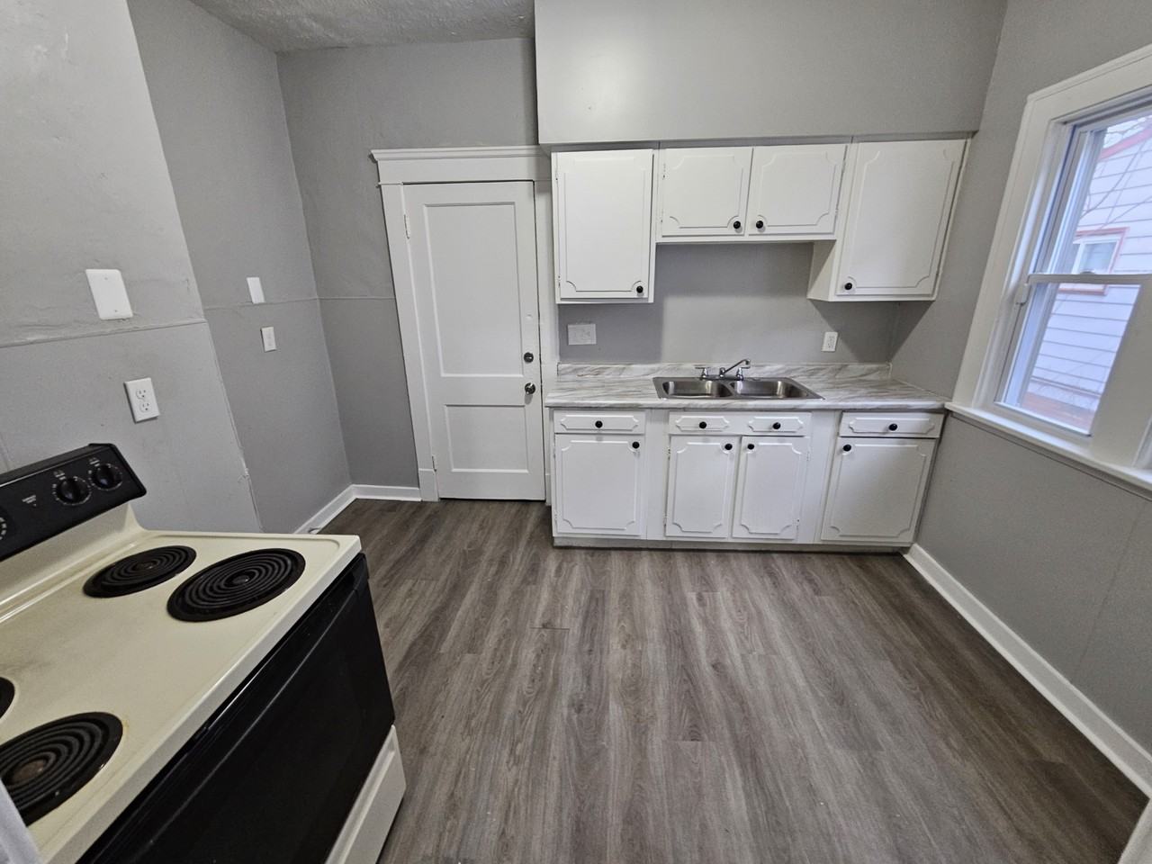 12717 Parkhill Ave - Photo 6 of 19