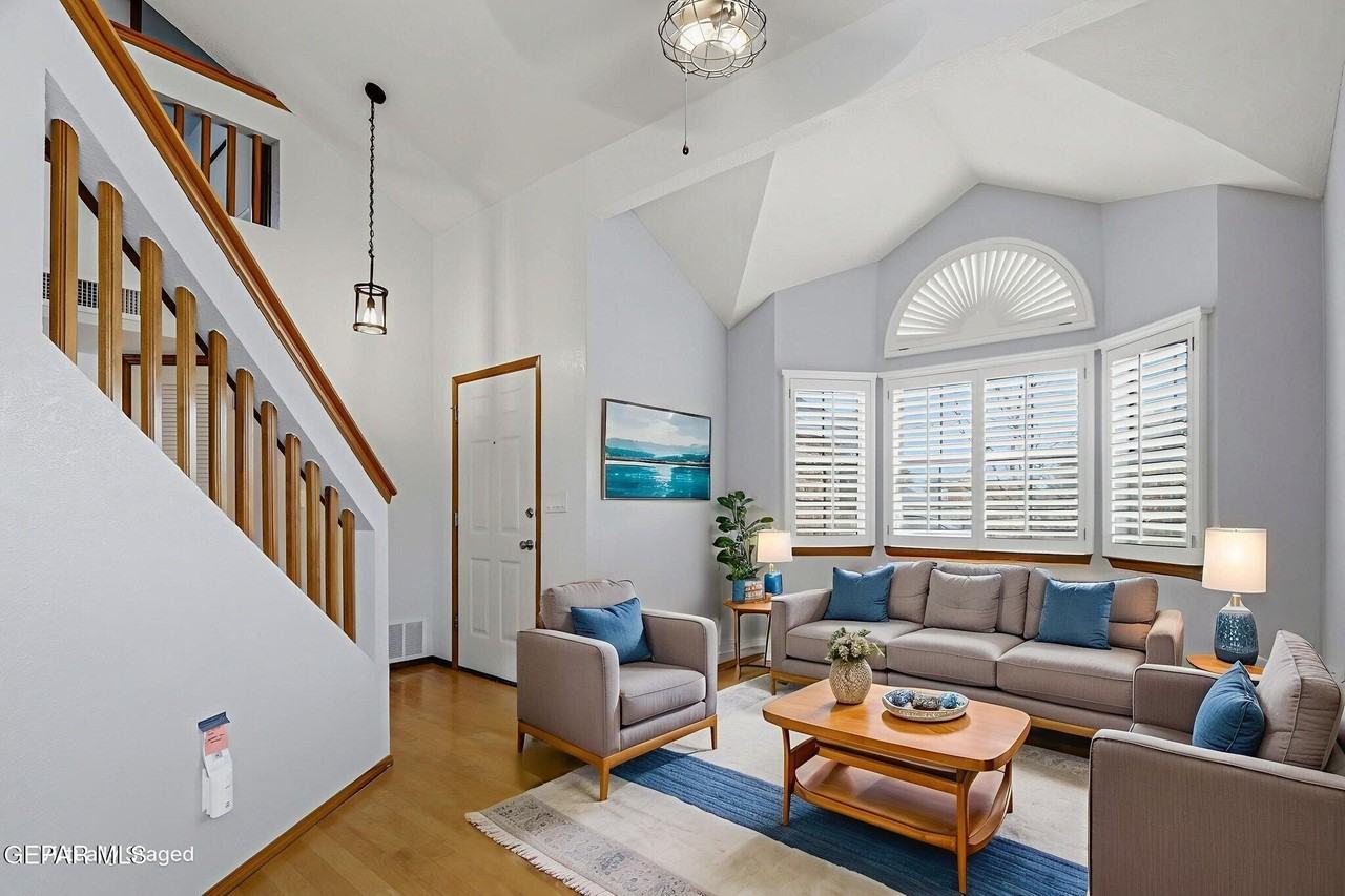 1701 Dorothy Way - Photo 4 of 24