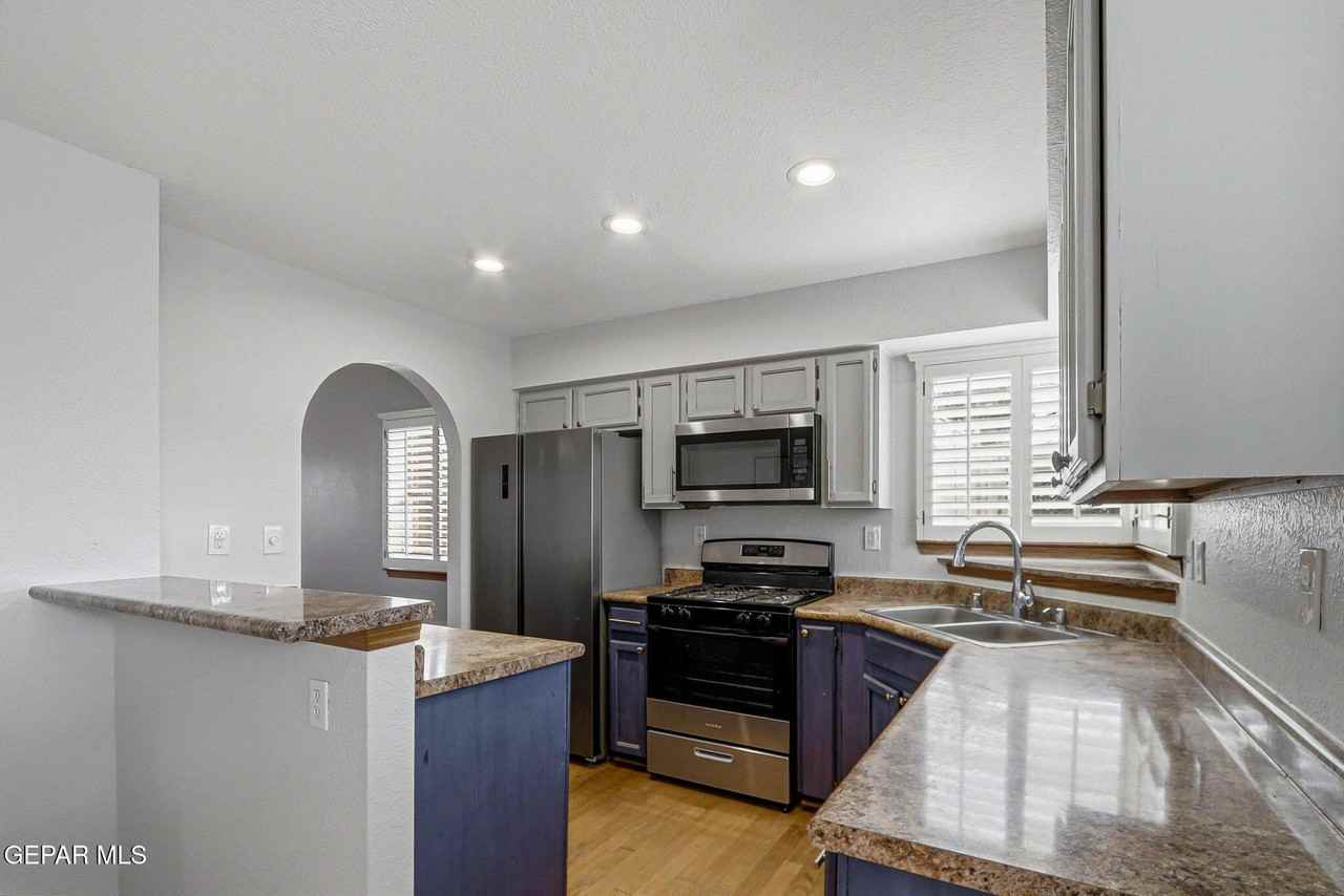 1701 Dorothy Way - Photo 6 of 24