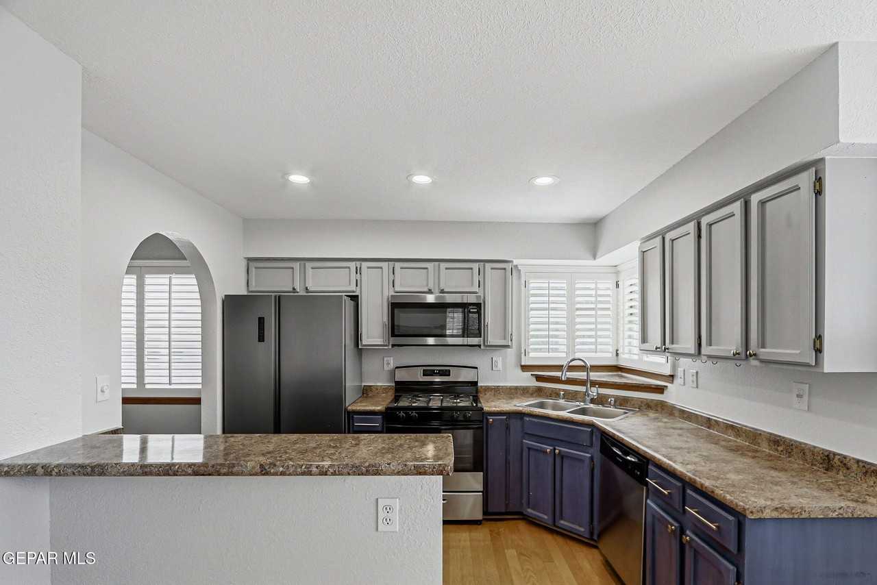 1701 Dorothy Way - Photo 7 of 24