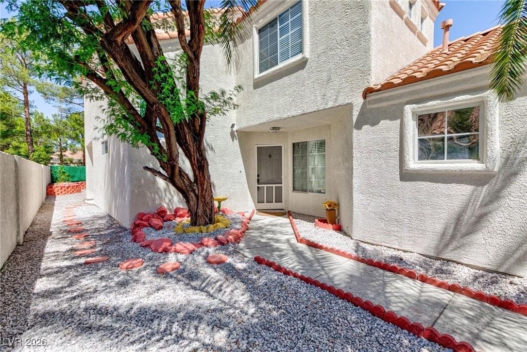 1805 Derbyshire Dr - Photo 2 of 39