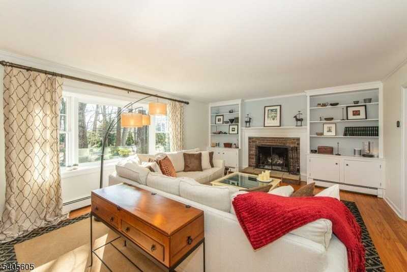 237 Morris Ave - Photo 4 of 37