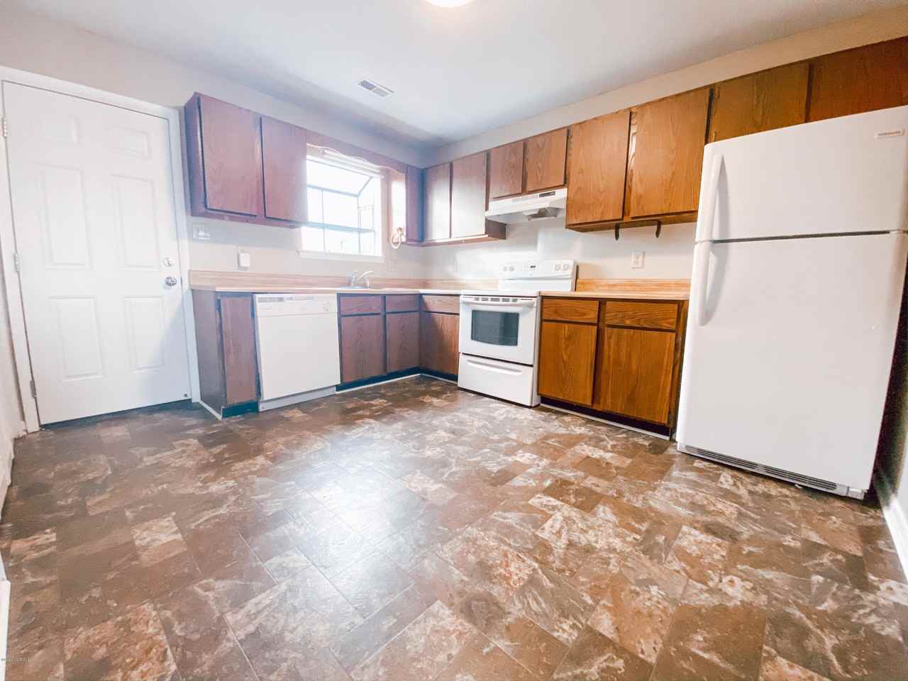 210 Yaupon Dr - Photo 4 of 10