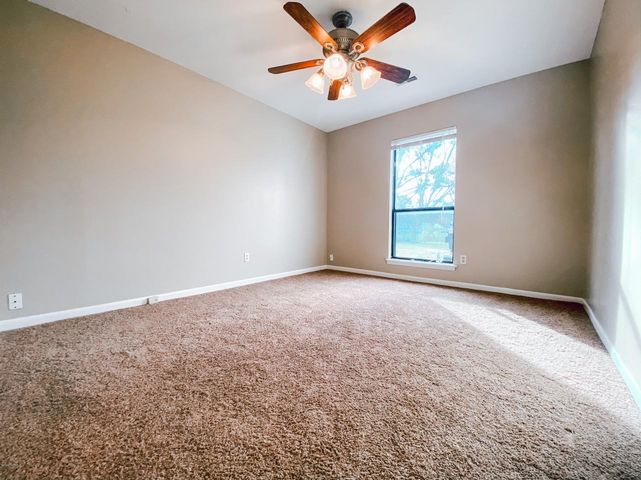 210 Yaupon Dr - Photo 5 of 10