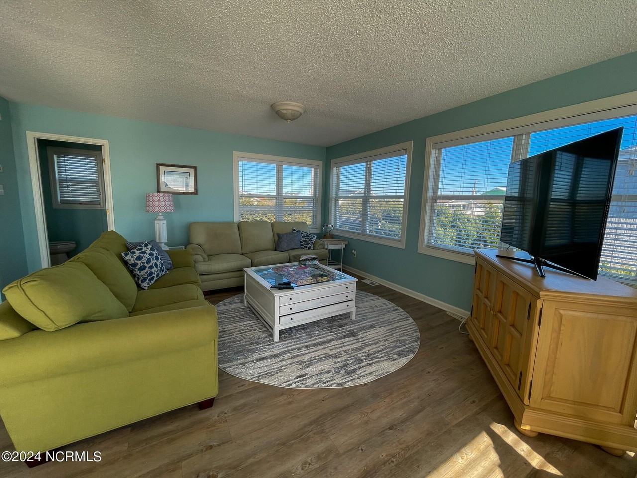 1404 Ocean Dr - Photo 4 of 35