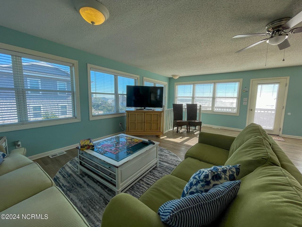 1404 Ocean Dr - Photo 6 of 35