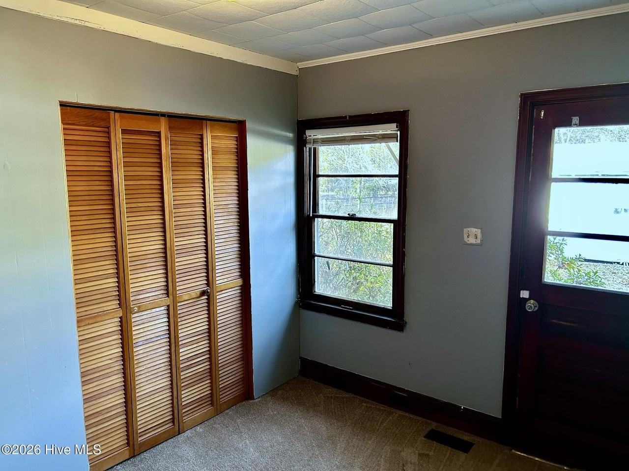 101 Mcarthur Dr - Photo 5 of 16