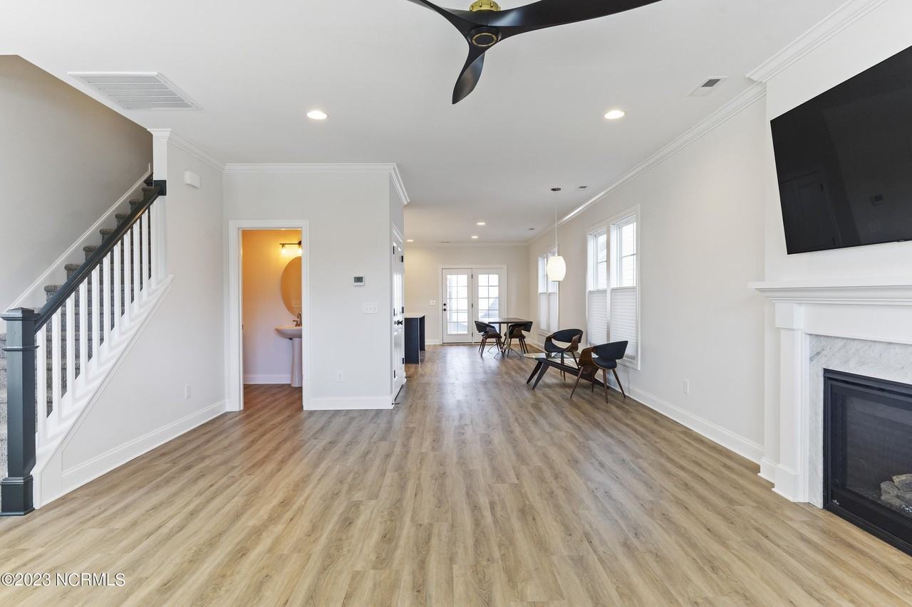 835 Edgerton Dr - Photo 7 of 44