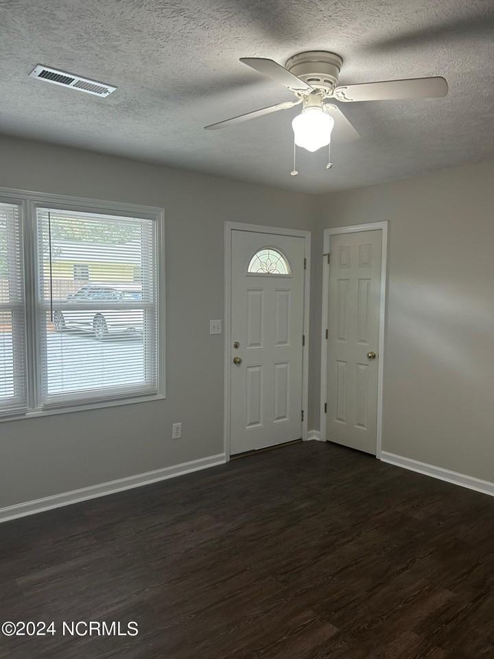 937 N Ashe St - Photo 2 of 15