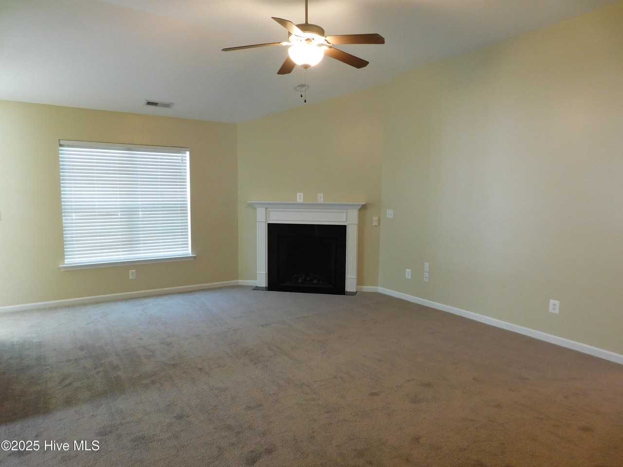 107 Lynden Ln - Photo 2 of 21