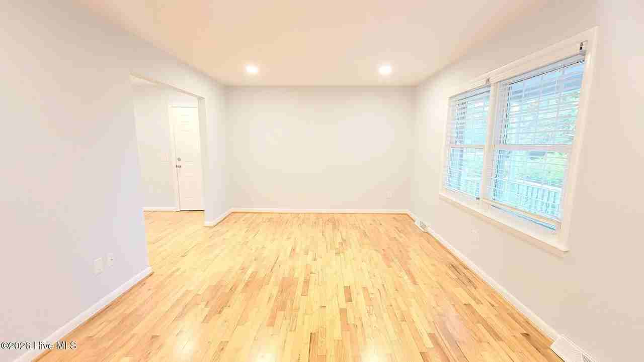 409 Sierra Dr - Photo 2 of 27