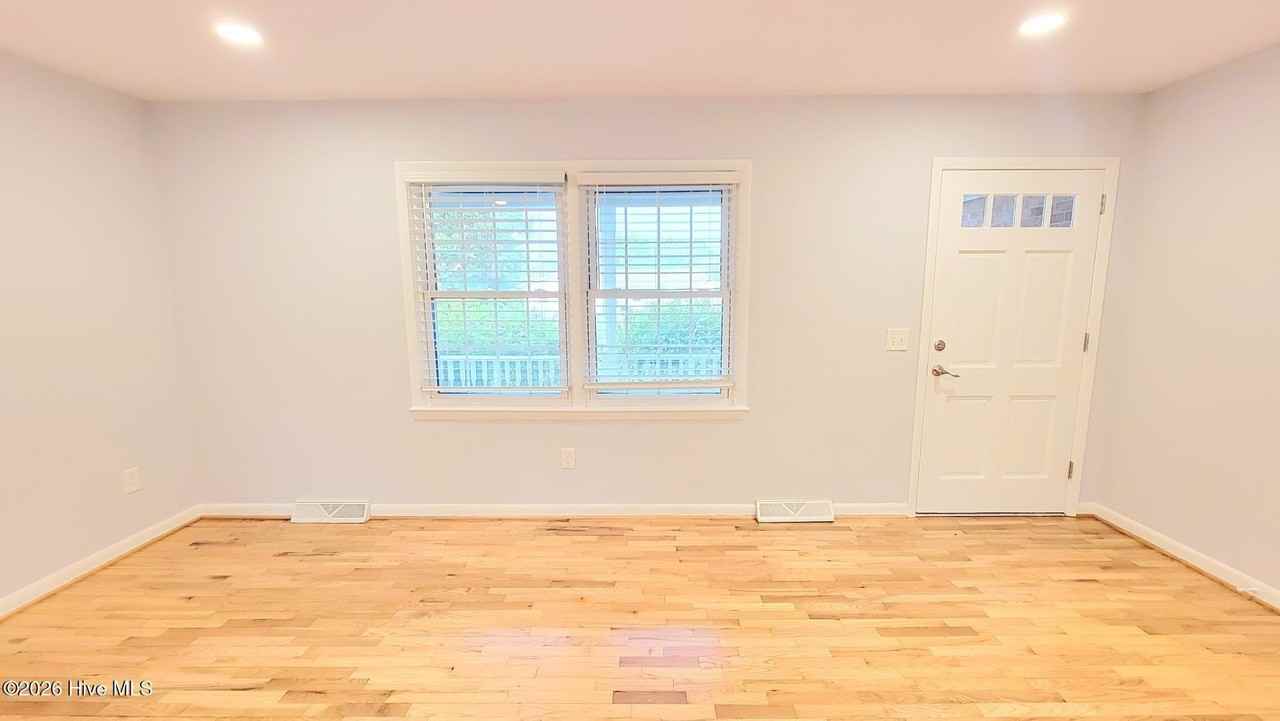 409 Sierra Dr - Photo 3 of 27