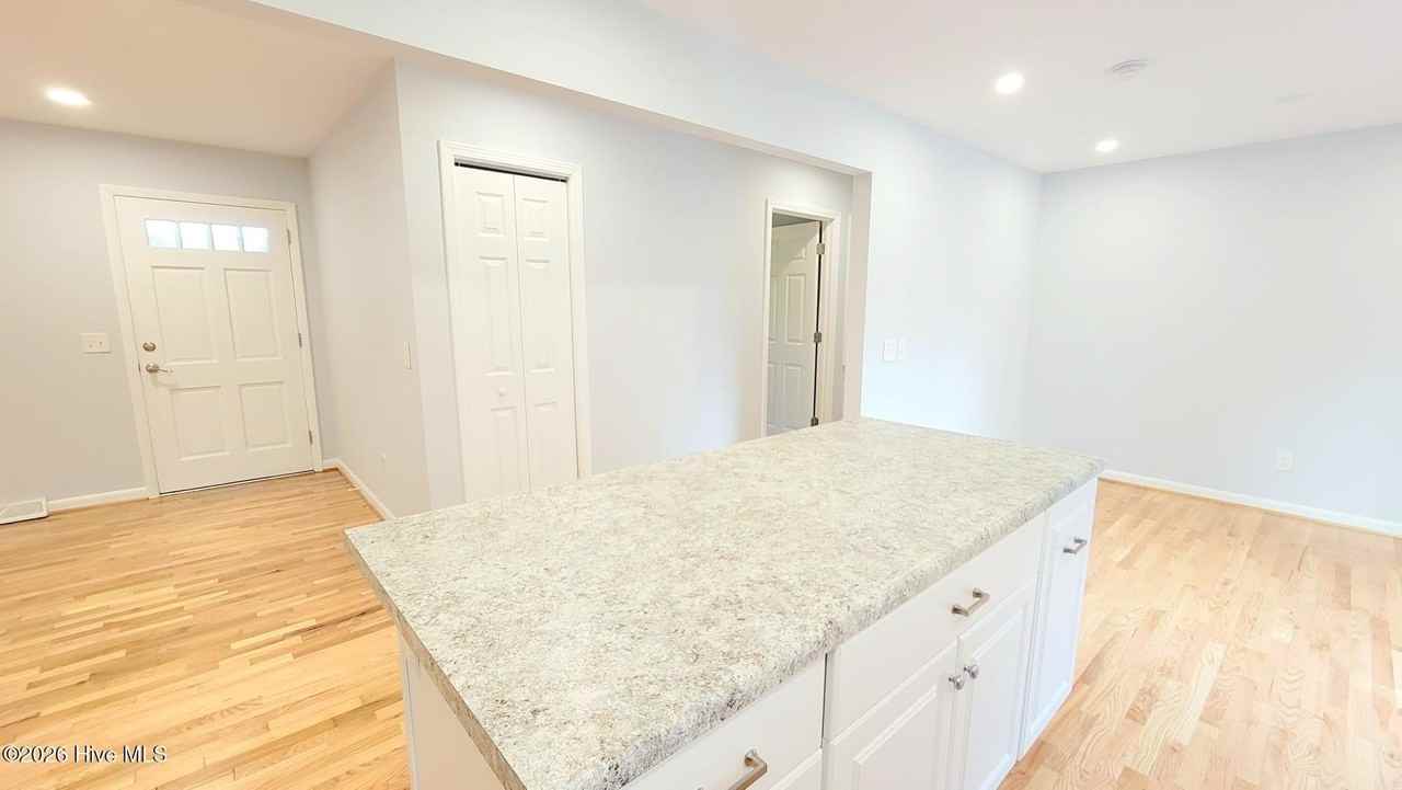 409 Sierra Dr - Photo 7 of 27