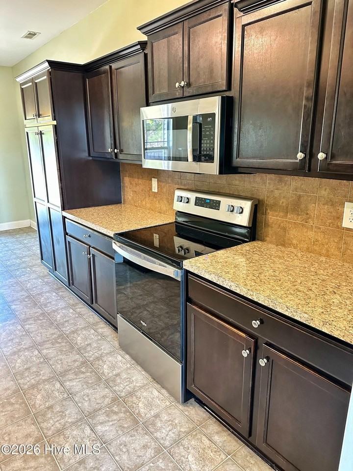 908 Merlin Ct - Photo 7 of 34