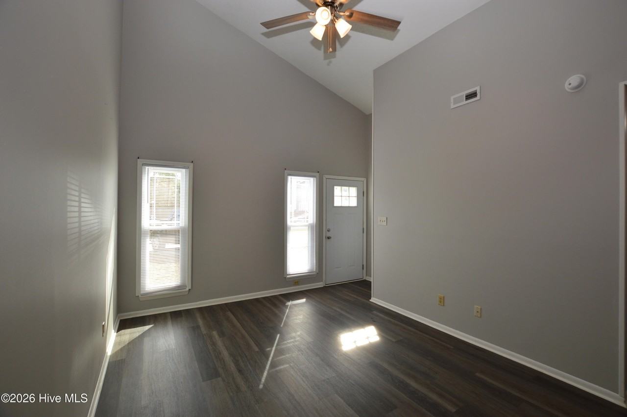 204 Tamarack Ct - Photo 3 of 13