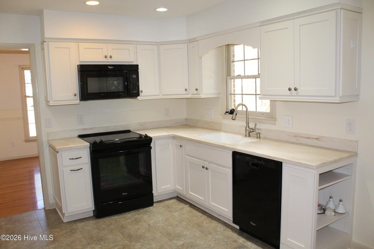 166 Country Club Dr - Photo 3 of 11