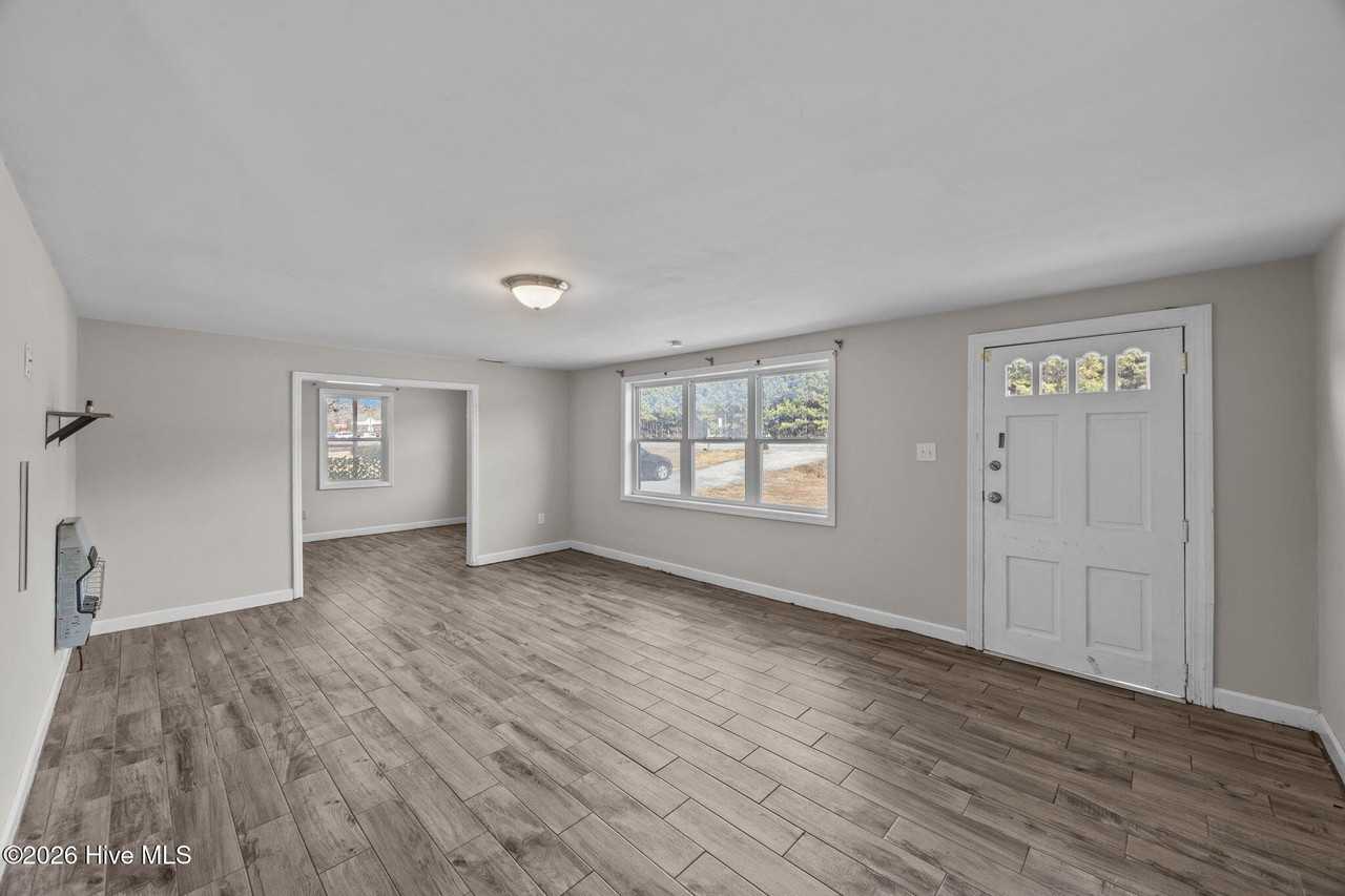 305 Washington Post Rd - Photo 3 of 25