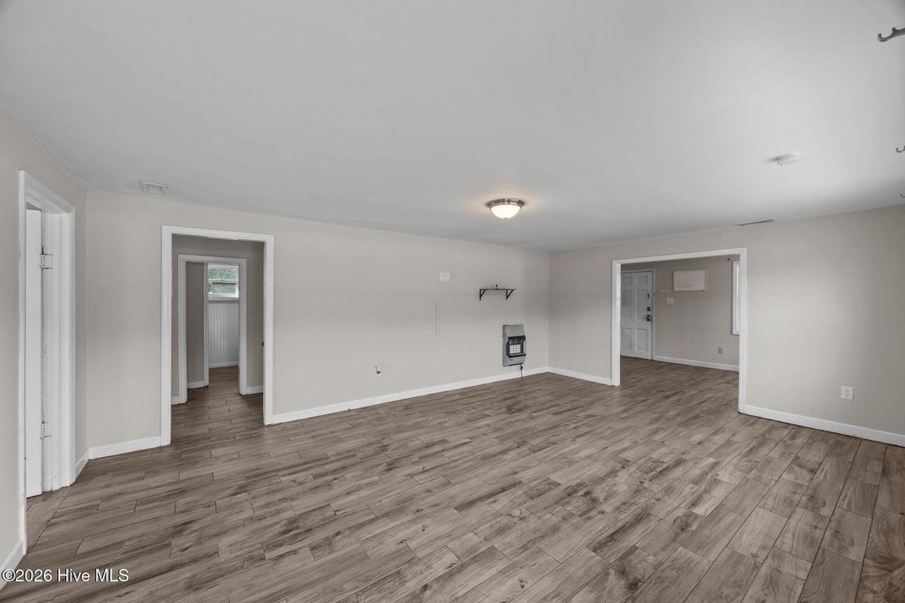 305 Washington Post Rd - Photo 4 of 25