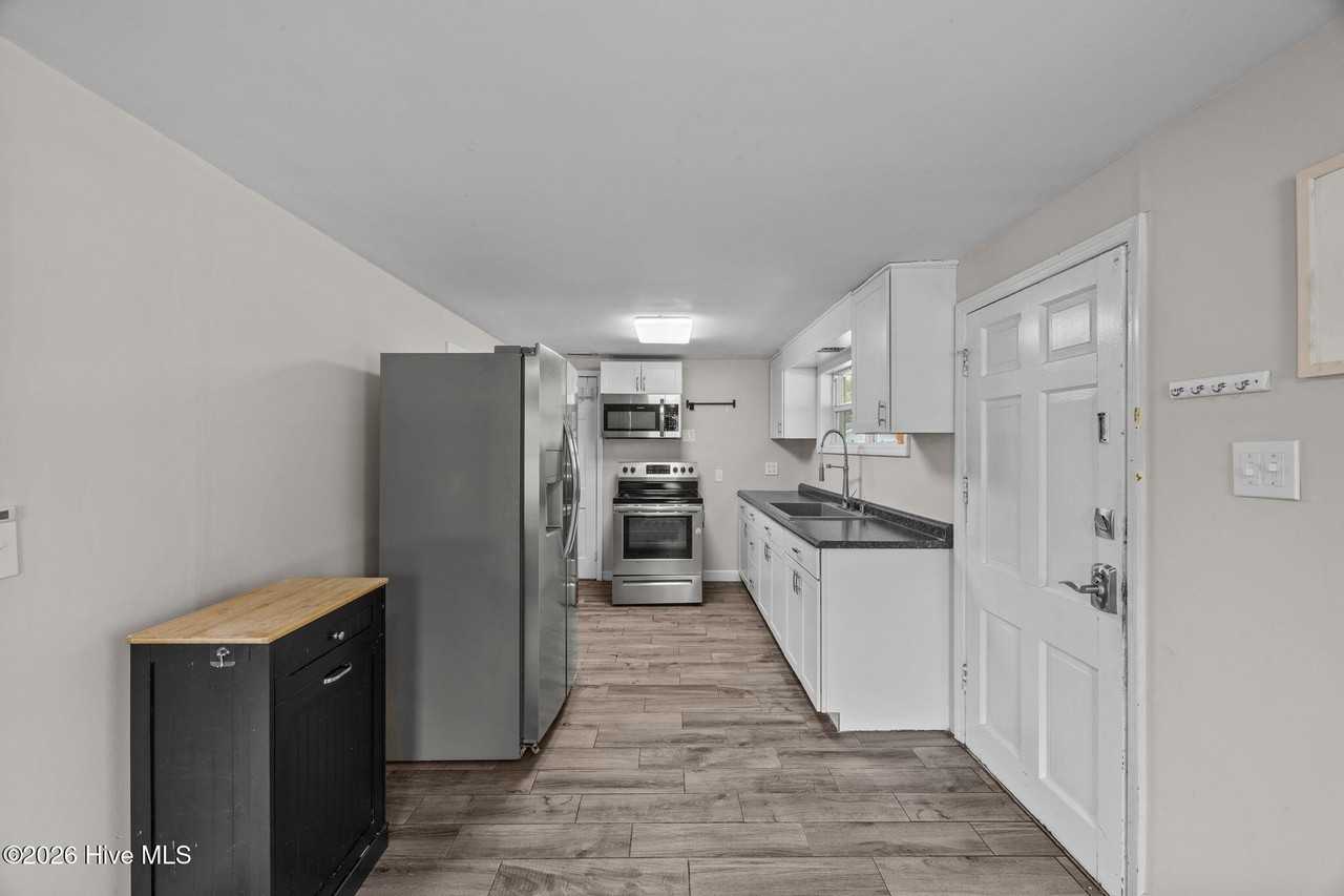 305 Washington Post Rd - Photo 7 of 25