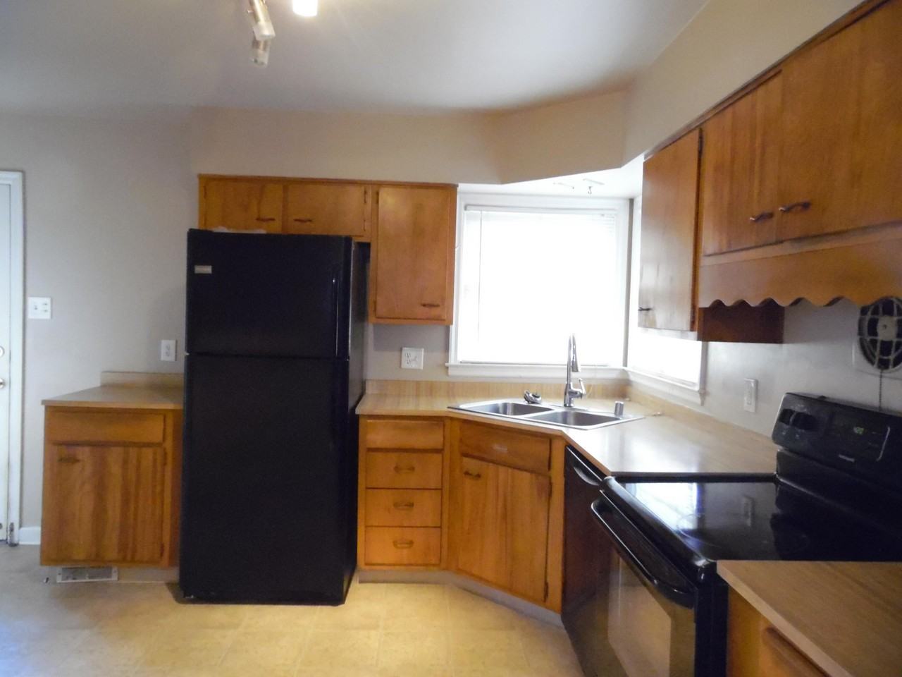 662 Cardinal Ln - Photo 4 of 9