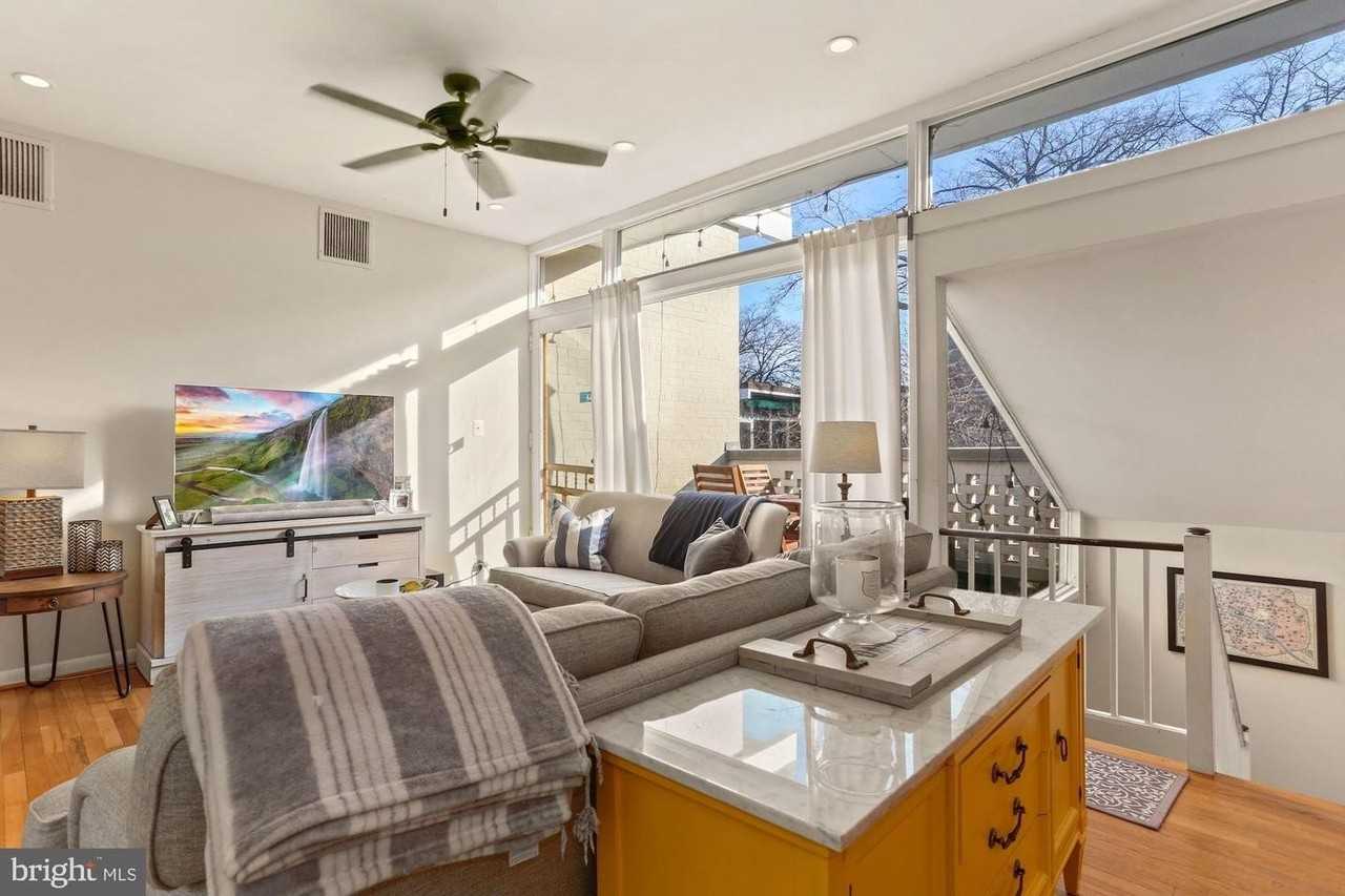 725 Delaware Ave Sw - Photo 2 of 14