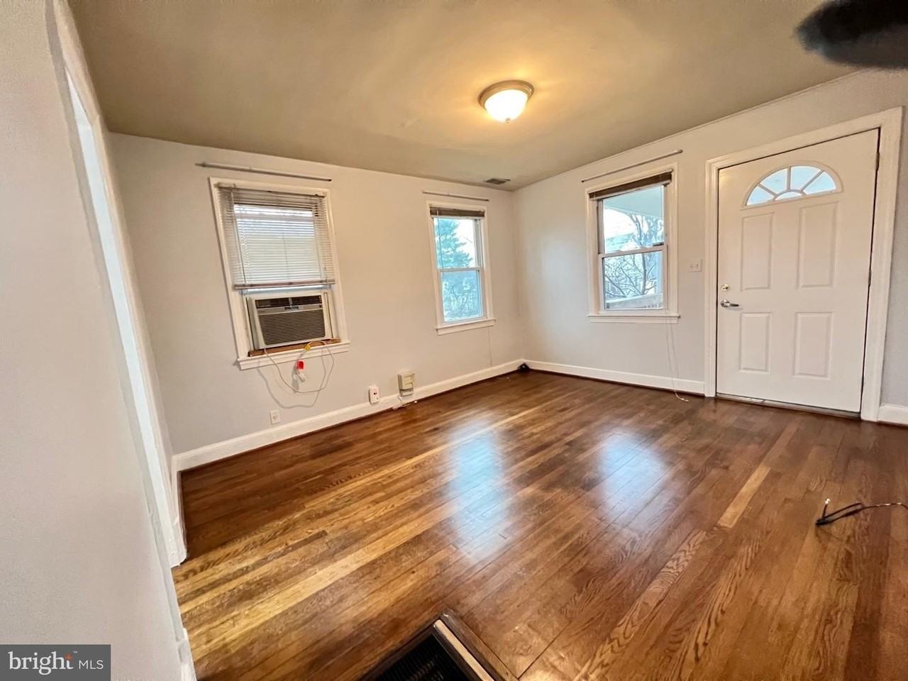 3712 Lawrence Ave - Photo 4 of 21