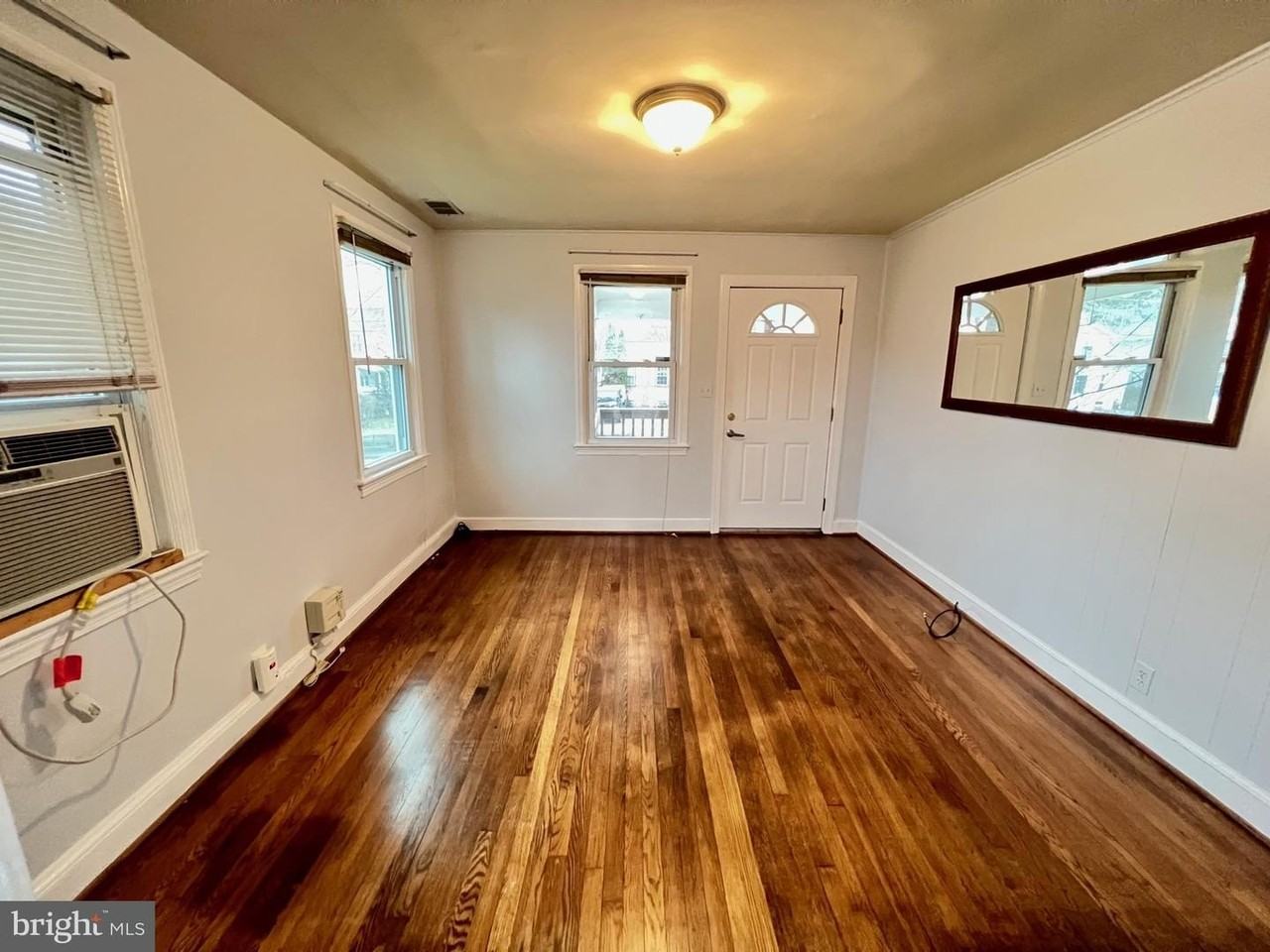 3712 Lawrence Ave - Photo 5 of 21