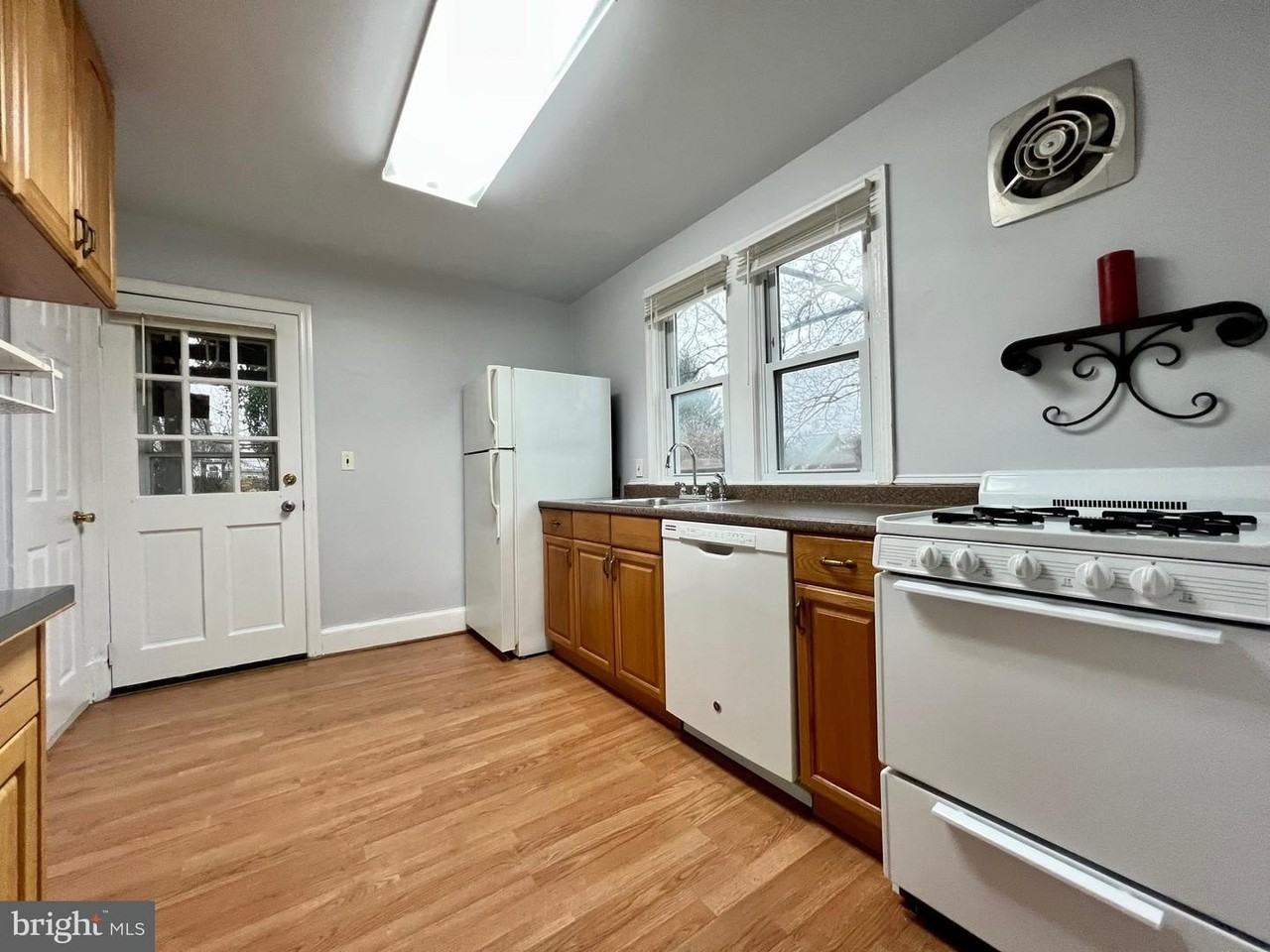 3712 Lawrence Ave - Photo 6 of 21