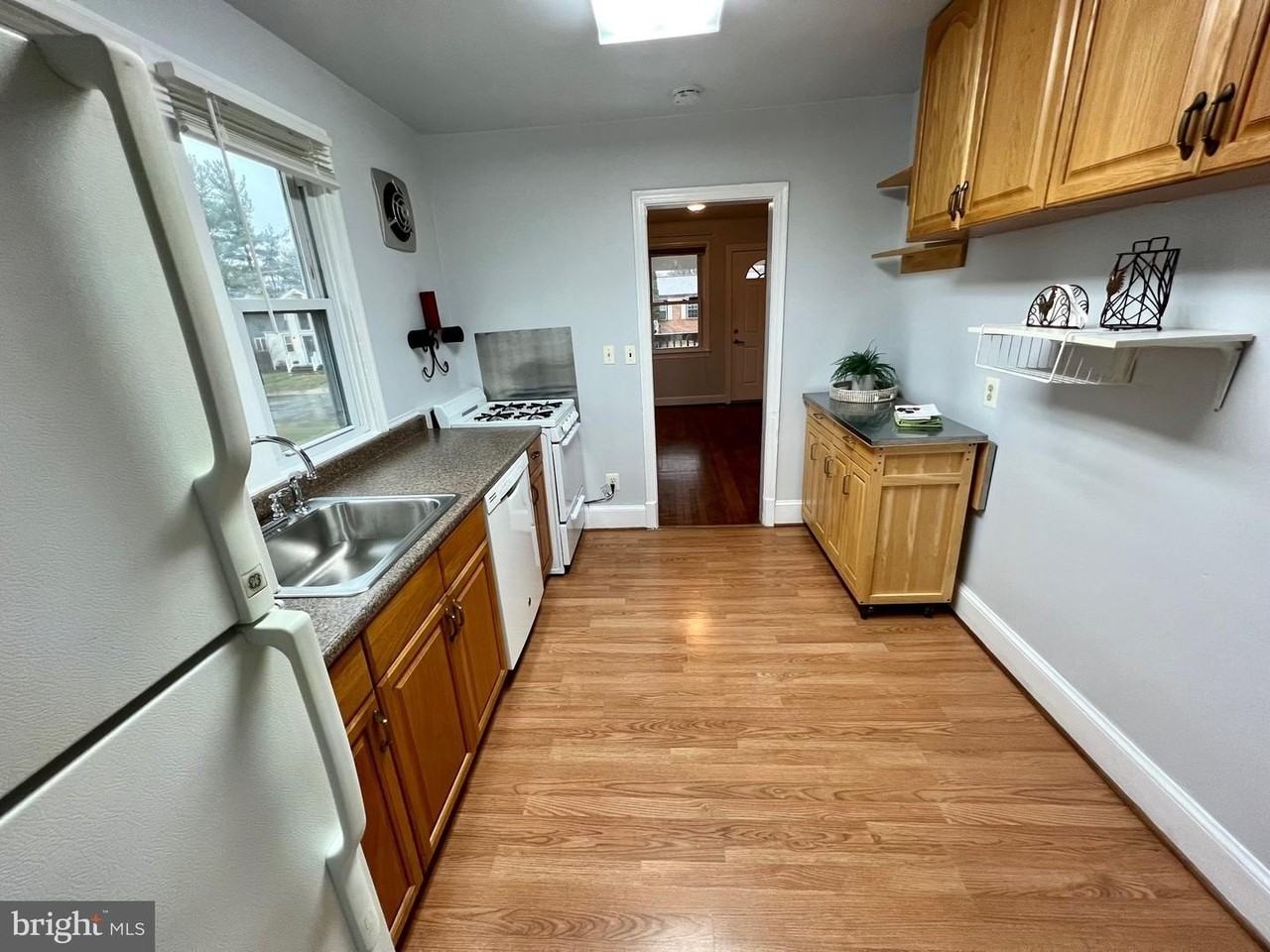 3712 Lawrence Ave - Photo 7 of 21