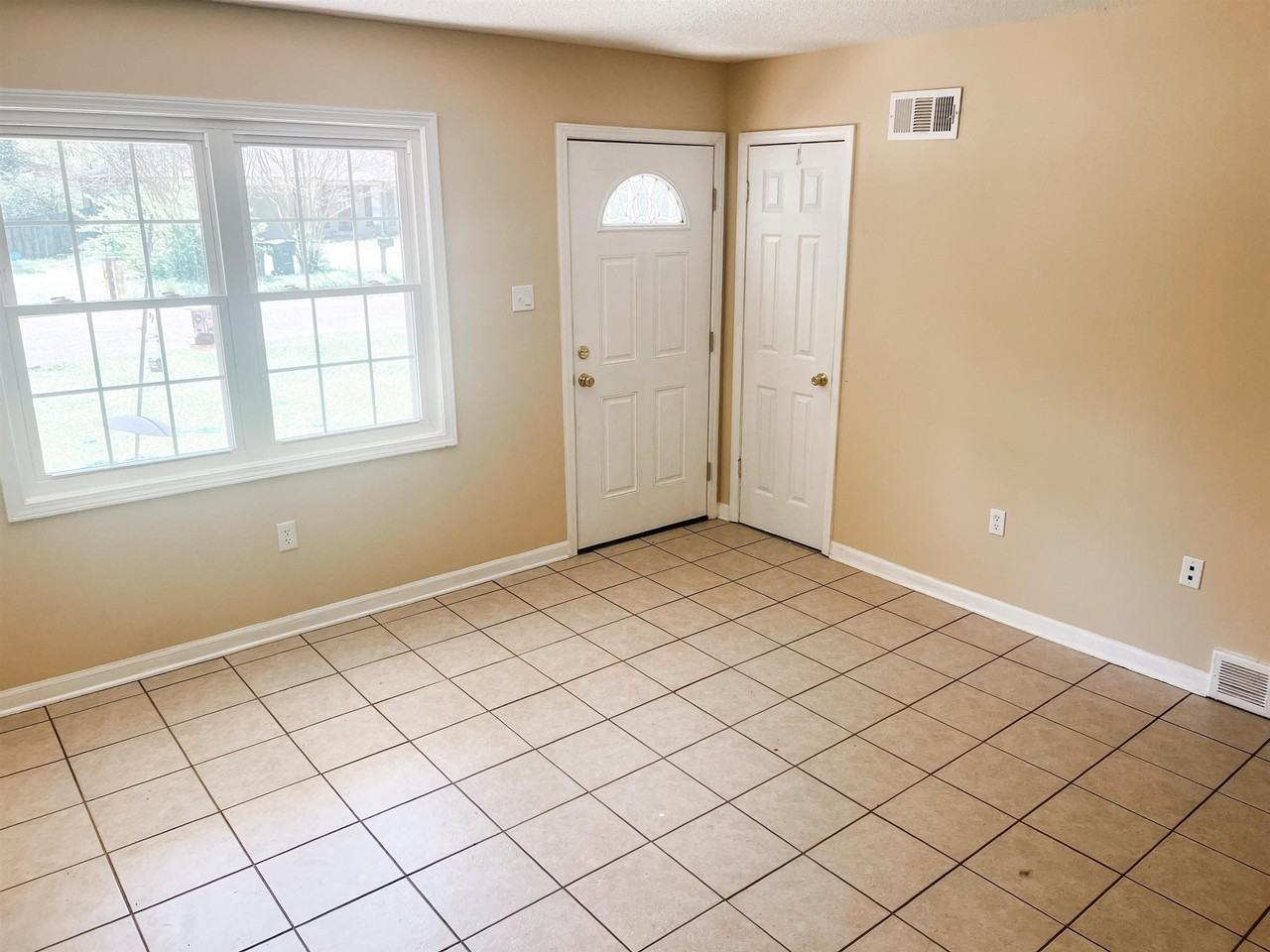 520 Jeffrey Ln - Photo 7 of 11