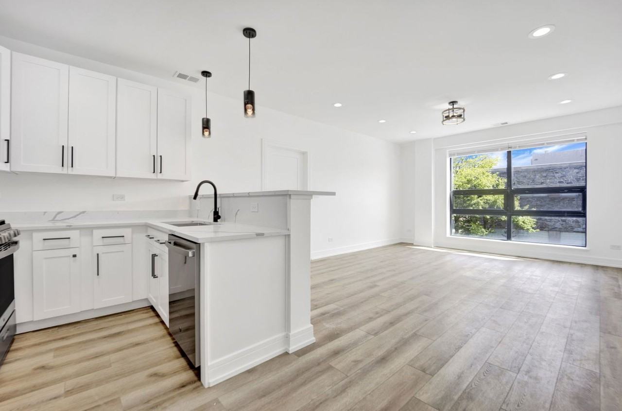 4350 W Lawrence Ave #303 - Photo 5 of 8