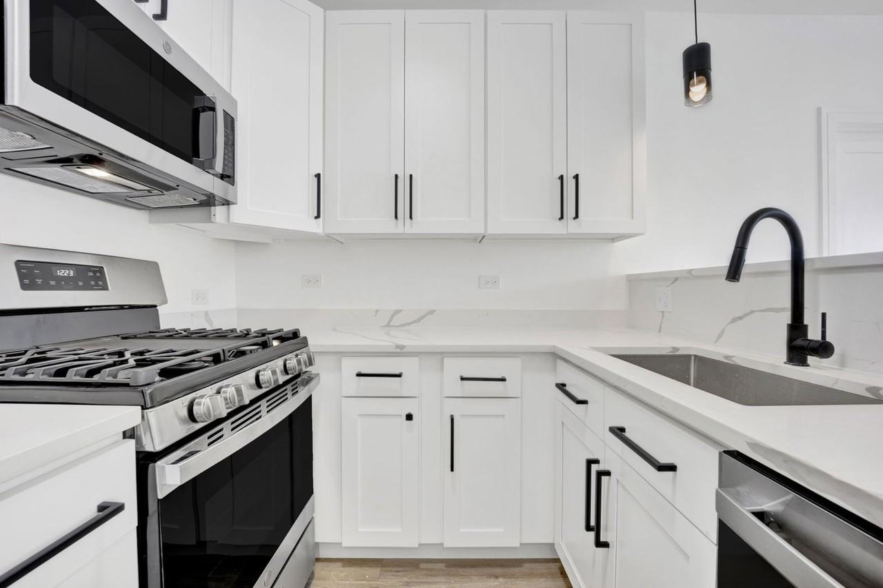 4350 W Lawrence Ave #303 - Photo 6 of 8