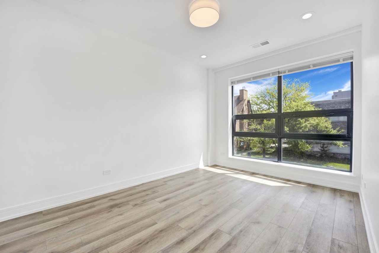 4350 W Lawrence Ave #303 - Photo 7 of 8