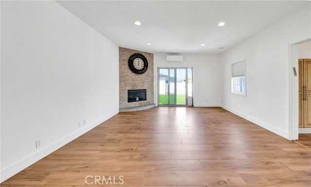 16707 Moorpark St - Photo 2 of 8