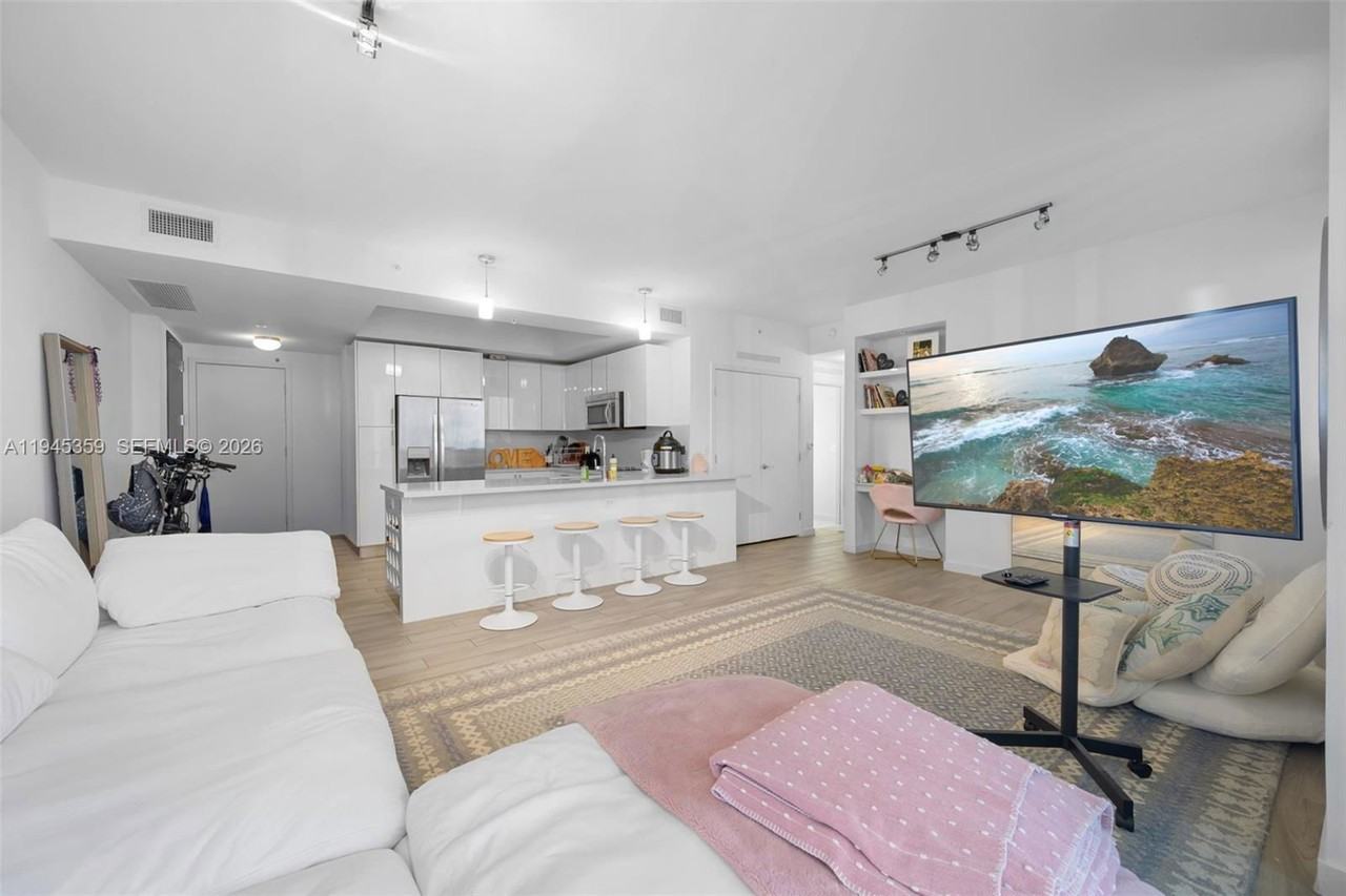 999 Sw 1st Ave #2214 - Photo 2 of 8