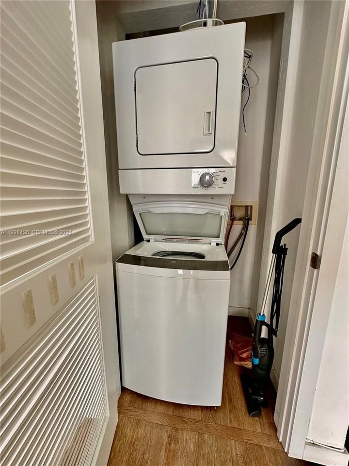 4204 Sw 14th St #3 - Photo 5 of 9