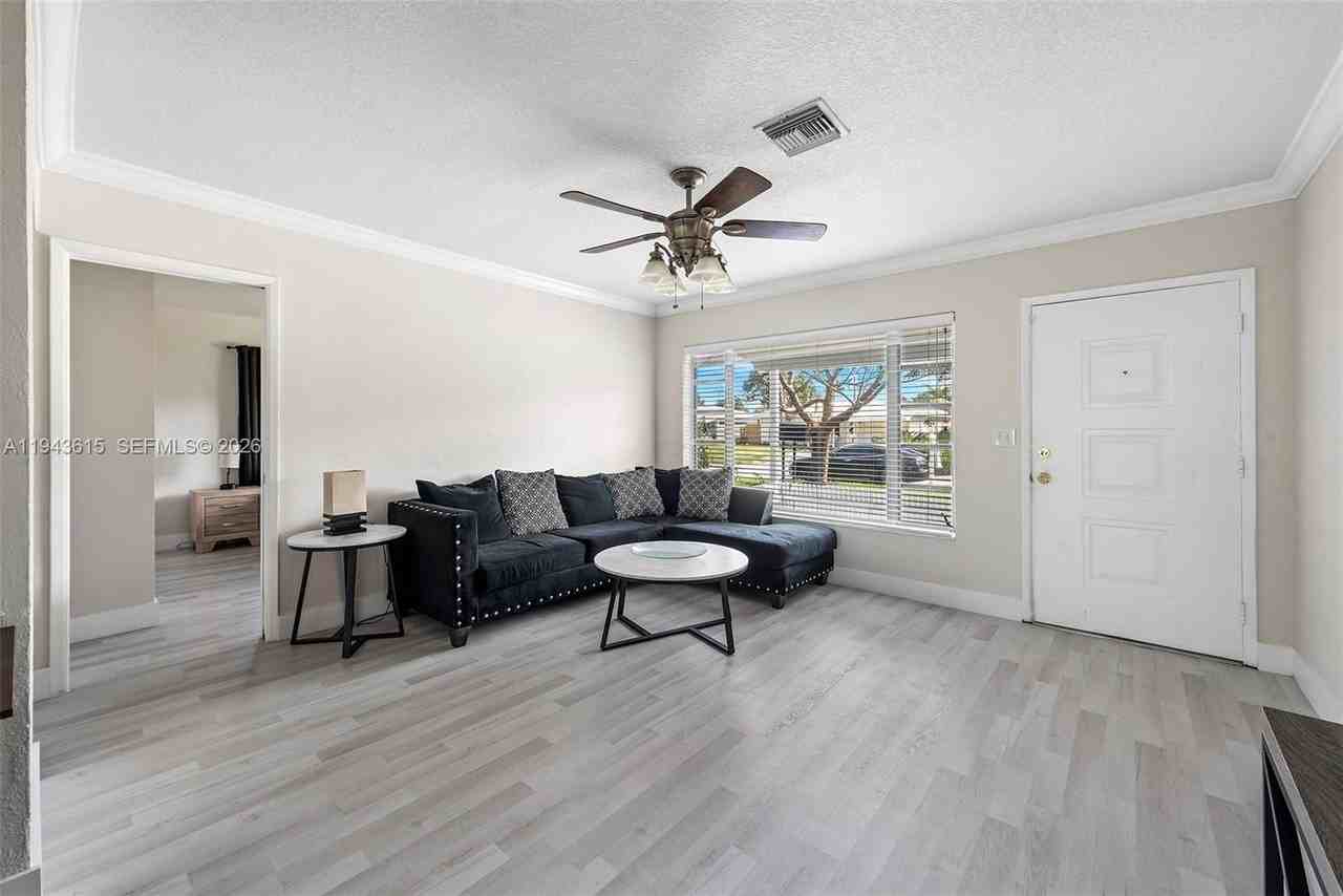 81 Ne 47th St - Photo 5 of 28