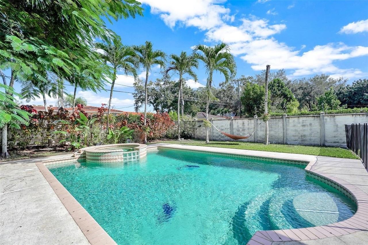 5781 Sw 25th St - Photo 4 of 50