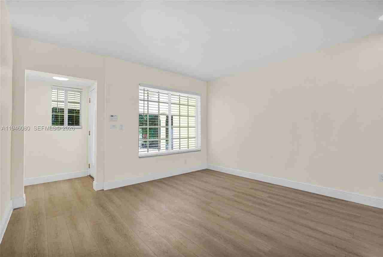 5781 Sw 25th St - Photo 5 of 50