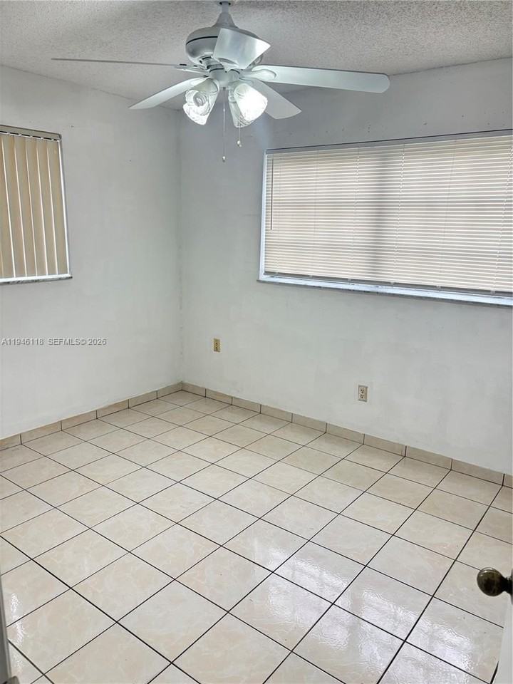 19480 Sw 121st Ave #AVE - Photo 4 of 9